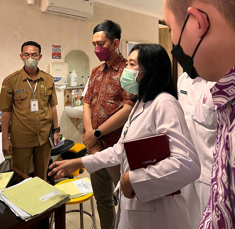 Photo of four people in masks in a medical setting