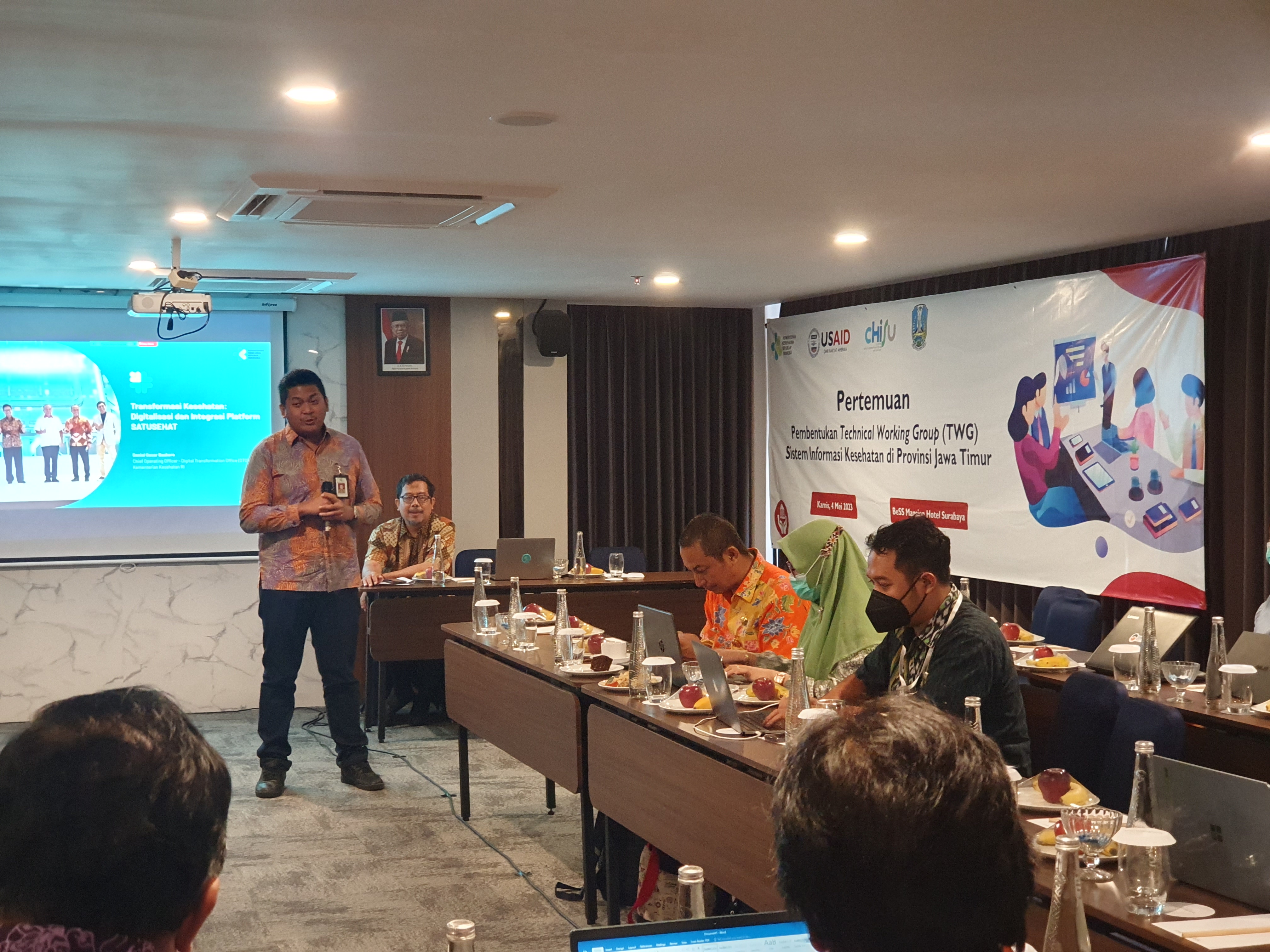 During the initial East Java HIS TWG meeting, participants analyzed the current status of the East Java HIS, identified priority issues, and developed member structure, roles, and responsibilities.